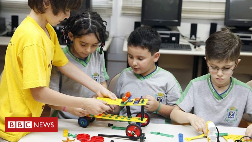 Crianças Felizes Que Constroem Robôs Na Escola Da Robótica Foto de Stock -  Imagem de povos, elementar: 84421408