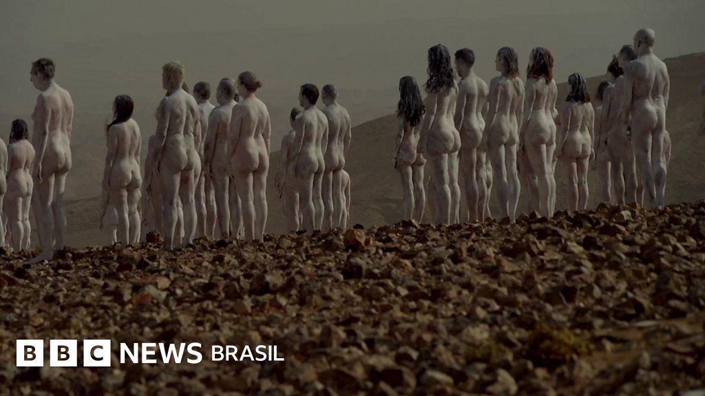 A obra com 200 pessoas nuas contra degradação do Mar Morto - BBC News Brasil