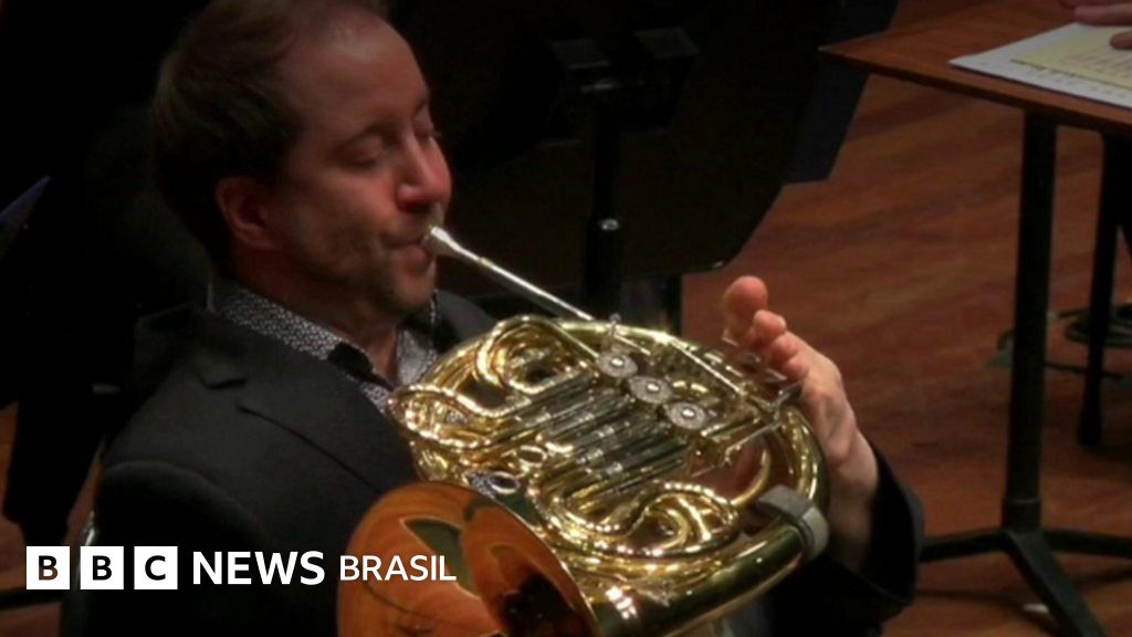 O músico que toca trompa com os pés em orquestra de prestígio