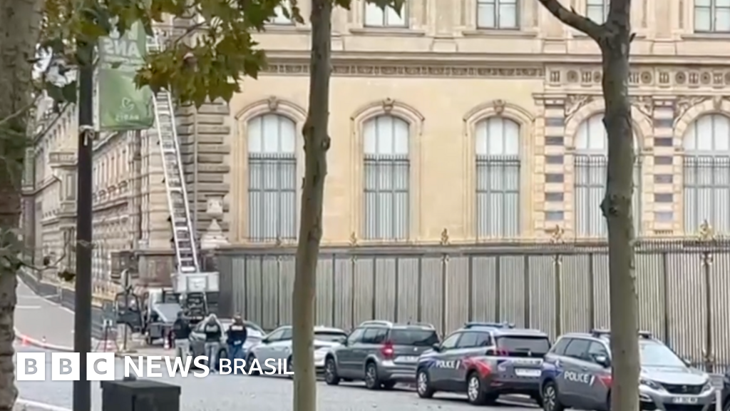 O que se sabe sobre ação de ladrões 'experientes' que levaram joias do Louvre