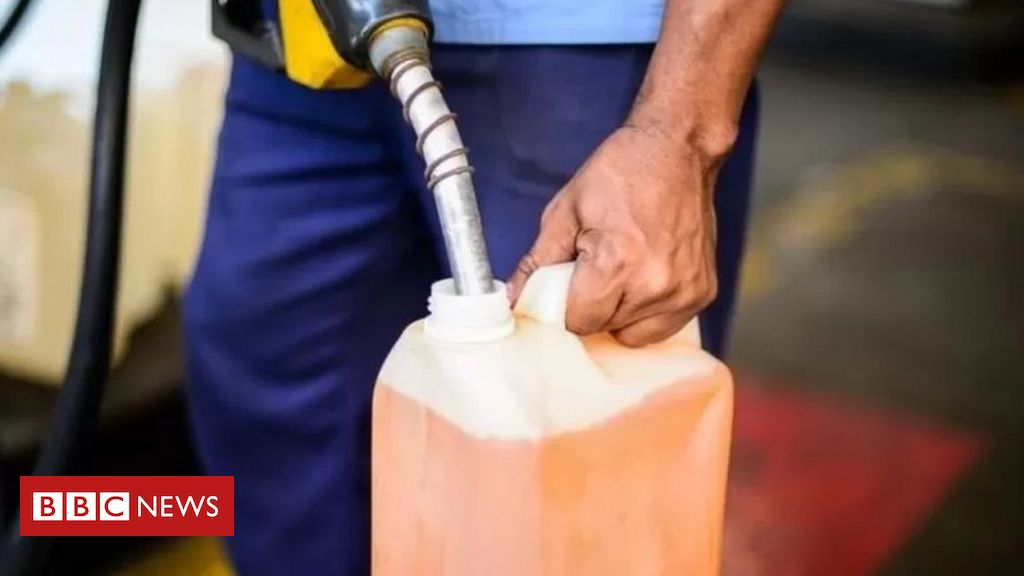 Por que gasolina no Brasil cai mais do que em outros países e quem está pagando a conta