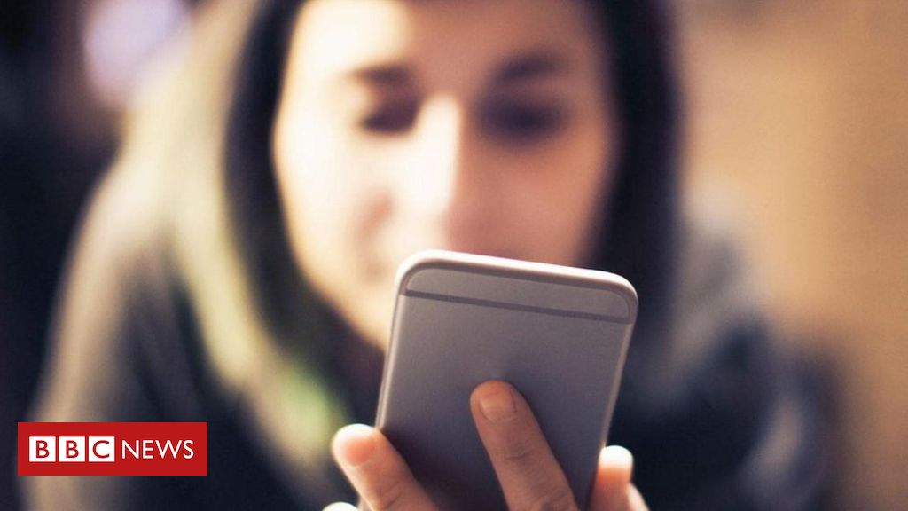 Foto de Triste Perfil Feminino e mais fotos de stock de Mulheres - Mulheres,  Só Uma Mulher, Escuro - iStock