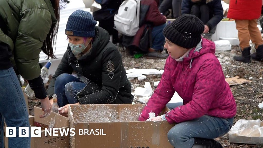 Mulheres se preparam com coquetéis molotov para chegada de soldados russos em cidade da Ucrânia
