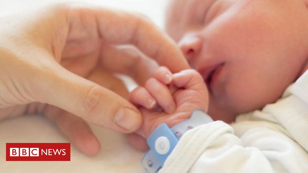 Bebê que acompanhou pais em curso desde os 35 dias de vida ganha