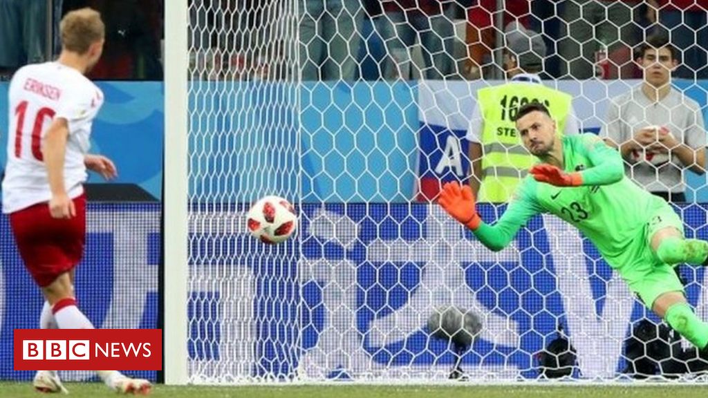 Pênalti bizarro é validado após bola bater no travessão e na cabeça do  goleiro