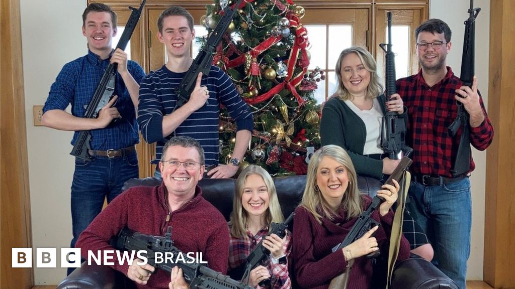 Deputado dos EUA é criticado por foto de Natal com armas dias após massacre em escola
