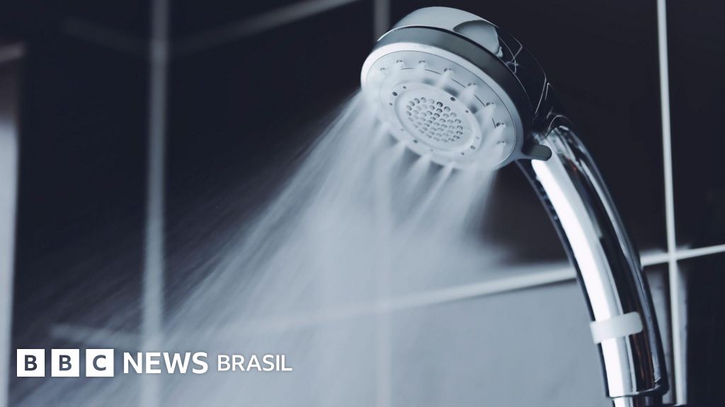 Bilhões de micróbios se escondem no seu chuveiro — como se proteger deles