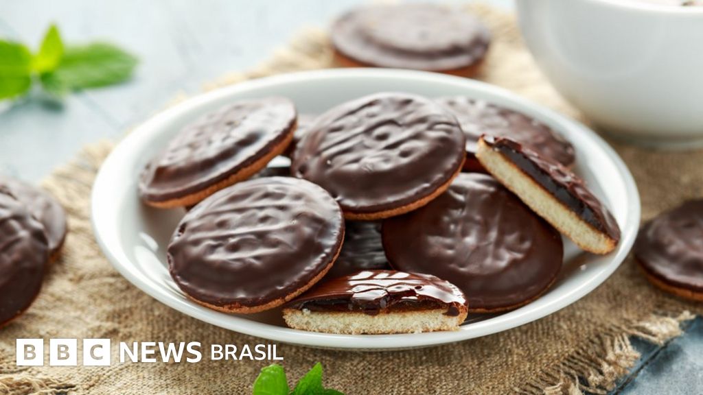 Policial britânico é demitido por pagar R$ 0,75 em caixinha para caridade por biscoitos de R$ 7,5