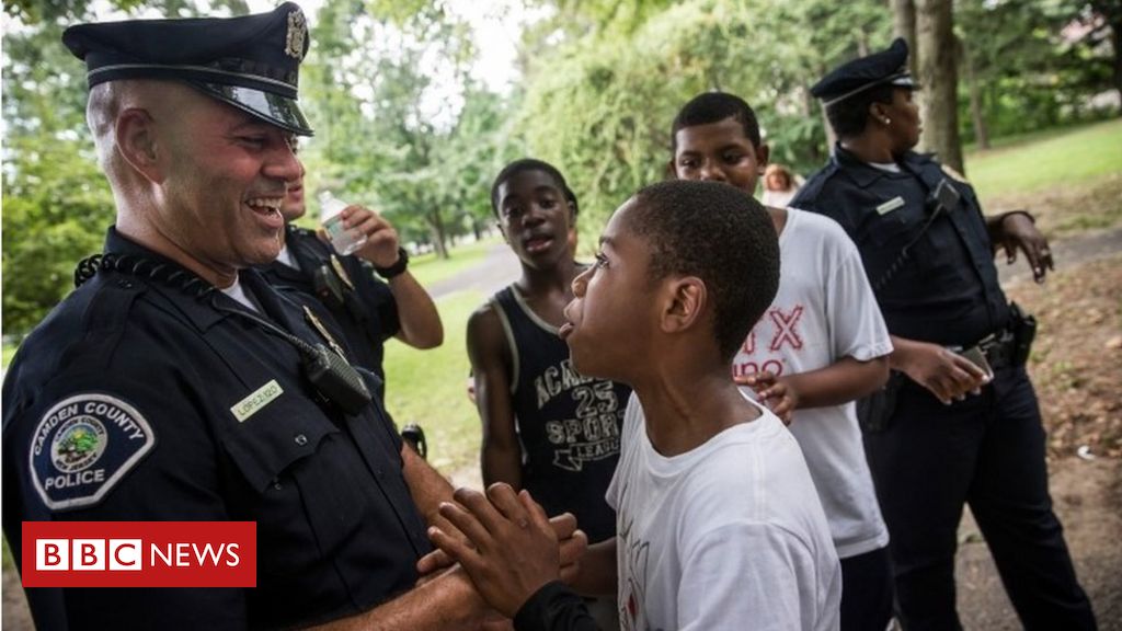 Polícia britânica faz rusga em Birmingham - União Europeia - Jornal de  Negócios