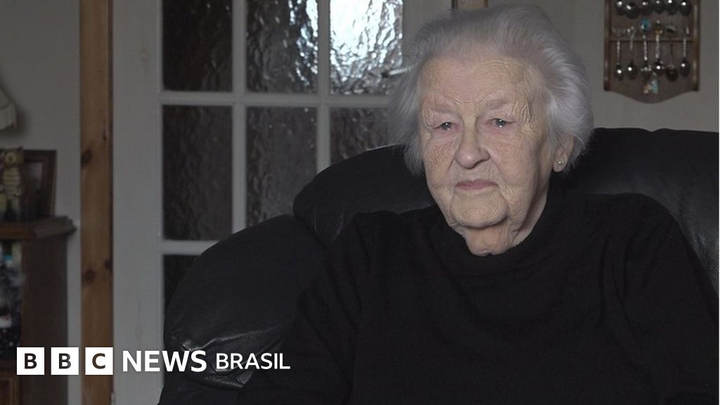 Britânica reencontra aliança de casamento perdida há 50 anos em plantação de batata