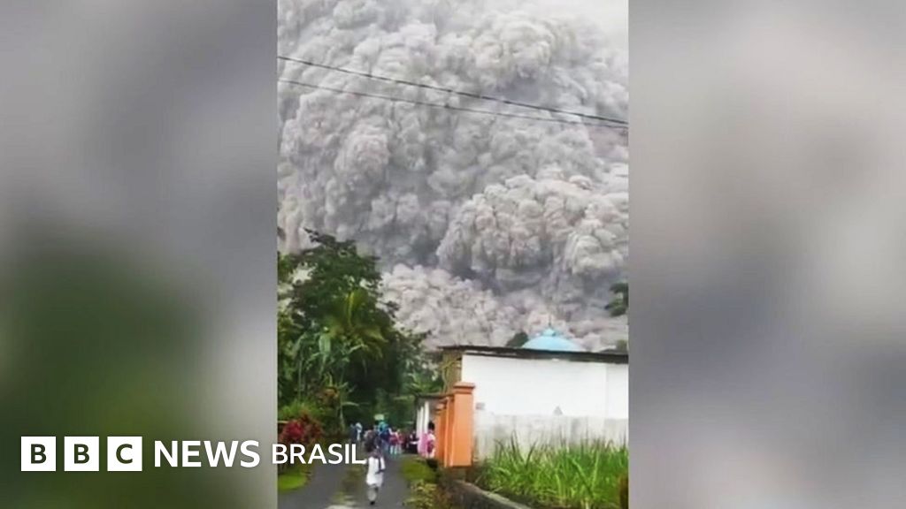 Vulcão na Indonésia: moradores fogem enquanto o Monte Semeru expele uma enorme nuvem de cinzas