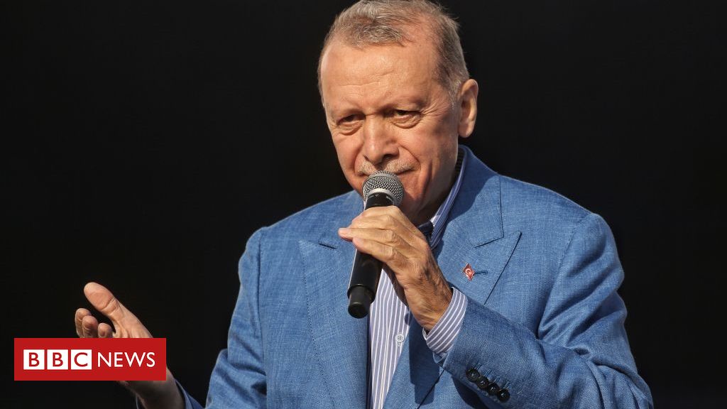 Erdogan vence em eleição disputada na Turquia