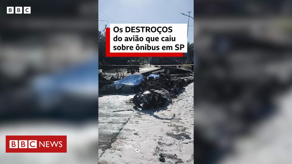 Imagens mostram cenário em avenida em São Paulo após queda de avião