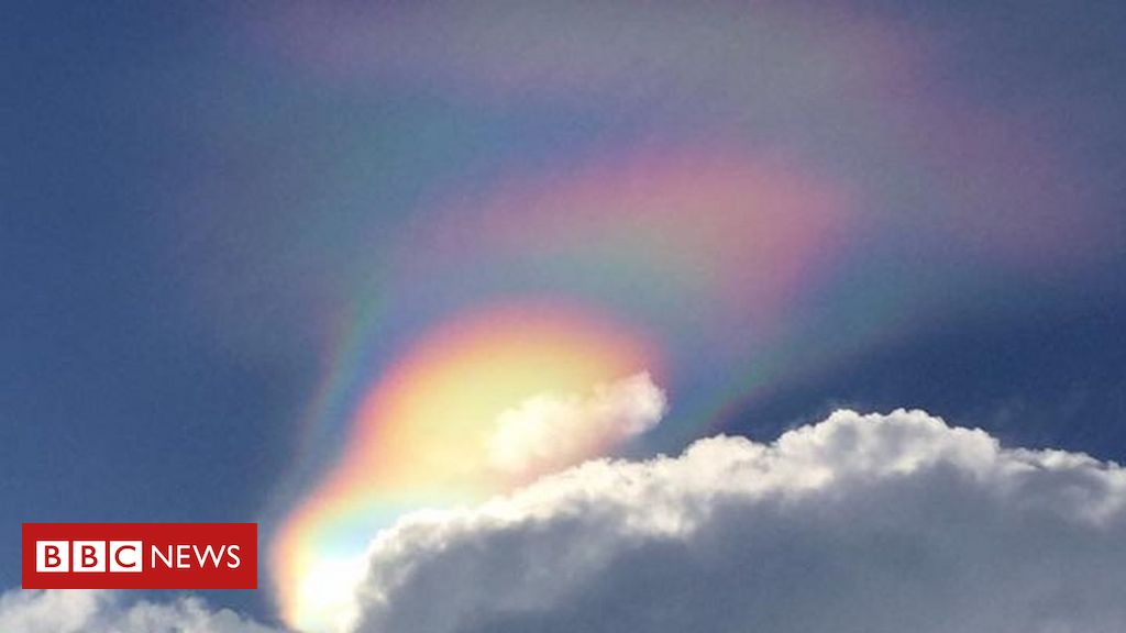 Fenômeno de nuvem de arco-íris de fogo é um fenômeno natural chamado  irisação ou iridescência