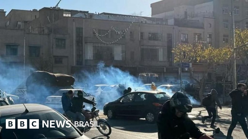 Bandeira do Irã é rasgada durante mais um dia de protestos no país