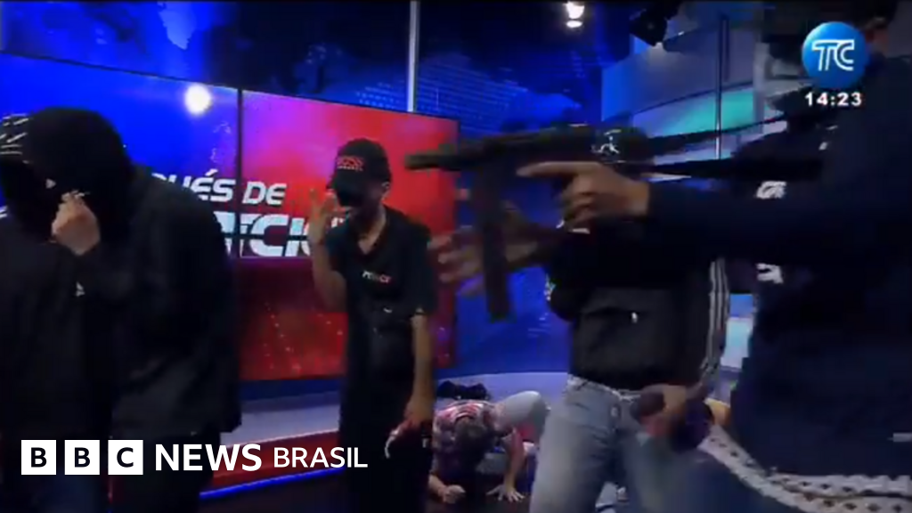 Homens armados invadem estúdio de TV do Equador e rendem jornalistas ao vivo