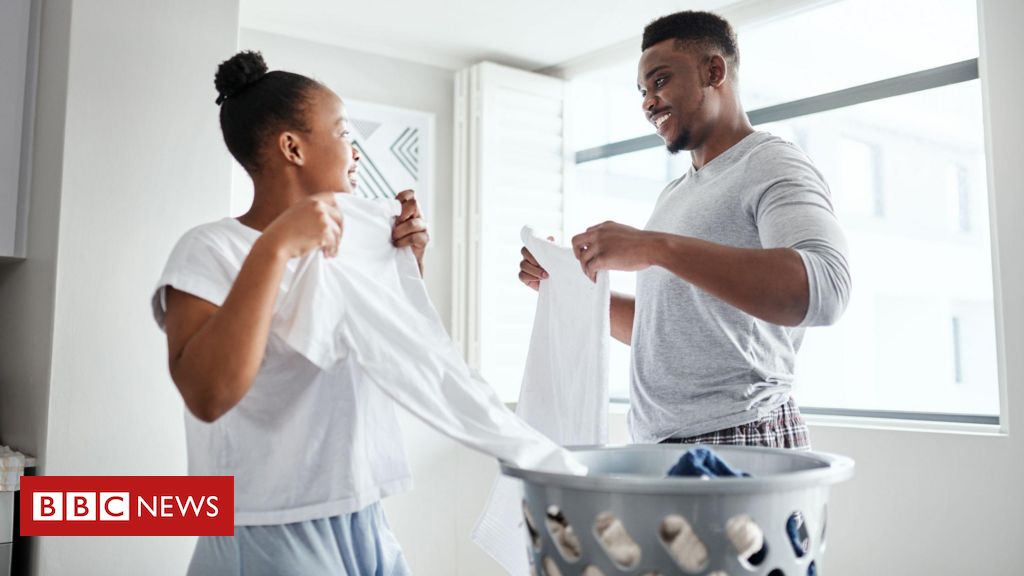'Decisão sobre quem lava os pratos mostra dinâmica de poder': por que divisão justa de tarefas entre casal é tão difícil?