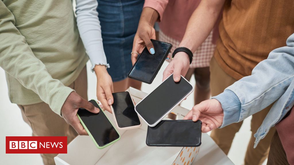 'Não adianta escola proibir celular e os pais continuarem deixando usar 5 horas seguidas em casa'