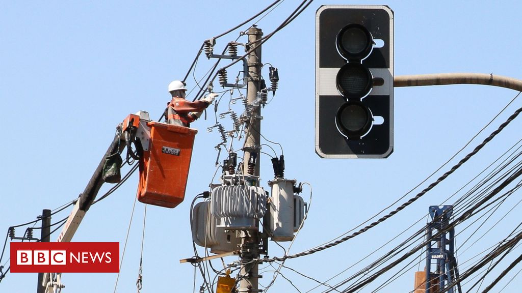 Cobranças não autorizadas, 'pedágio' em doações: as denúncias de clientes da Enel no Ceará