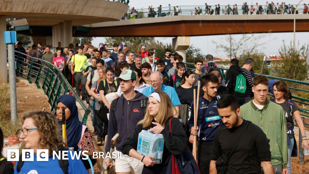 A onda de voluntários chegando à Espanha após tempestade devastadora que matou mais de 200