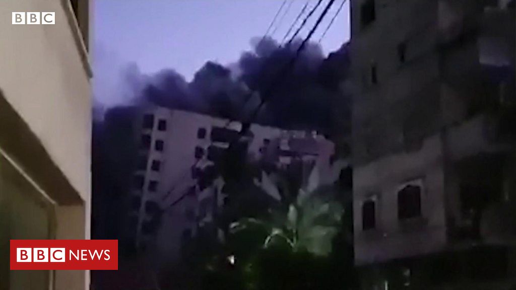 Violência Israel-Gaza: o momento em que prédio desaba após ataque israelense