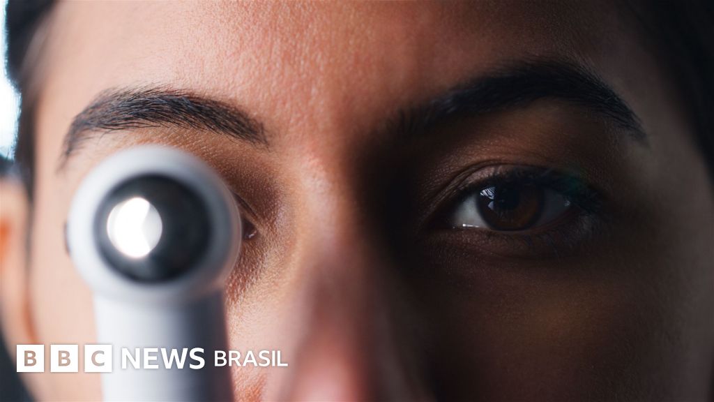 Por que intoxicação com metanol causa cegueira?