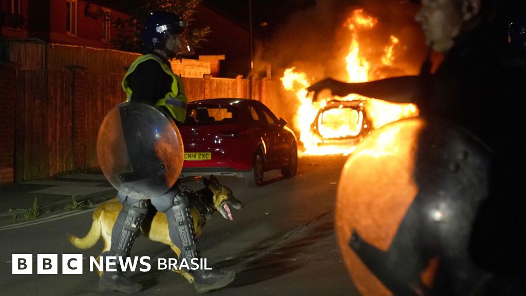 A onda de violência em protestos na Inglaterra após morte de crianças em ataque a faca