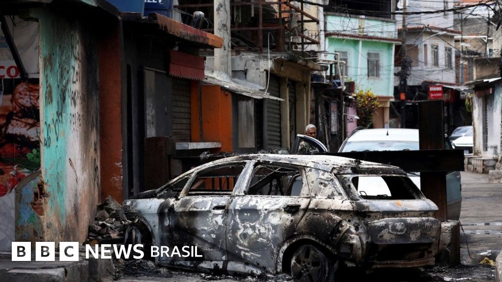 'Trabalho de vocês é aí fora, não aqui dentro': a faxineira presa por não deixar polícia entrar em casa e fazer live durante operação contra o CV na Penha