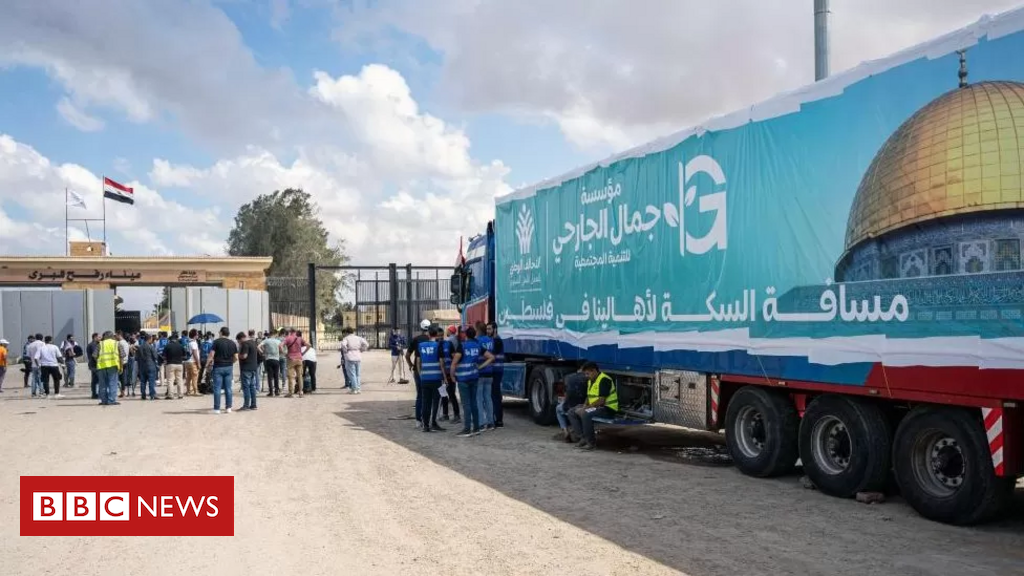 Os caminhões que esperam na fronteira para levar ajuda humanitária a Gaza