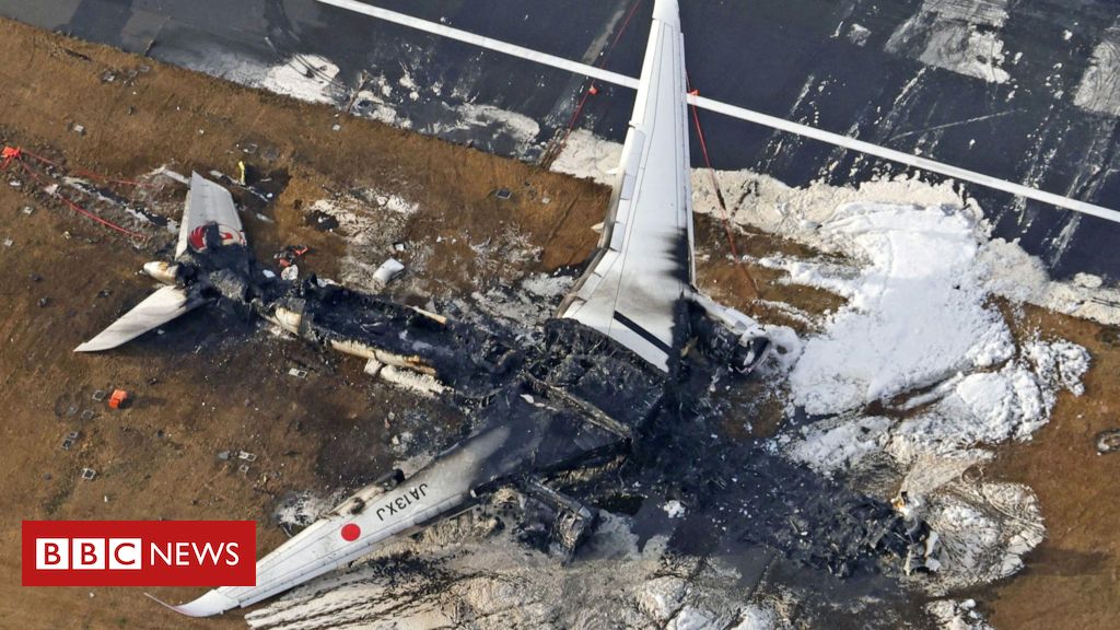 Como tripulação conseguiu evacuar 379 pessoas de avião em chamas no Japão