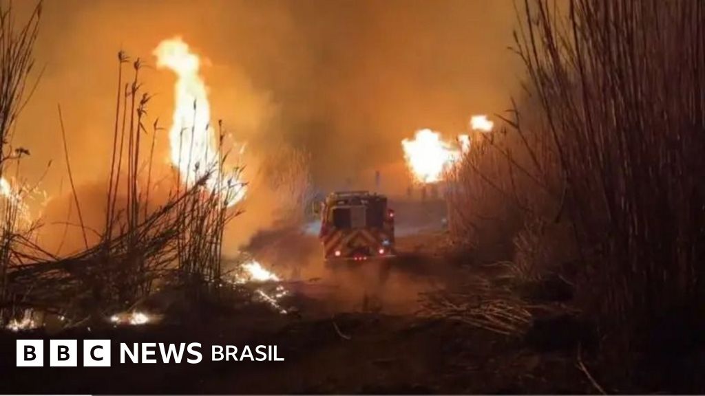 Como incêndios descontrolados em Los Angeles podem se espalhar ainda mais com ventos 'próximos a um furacão'