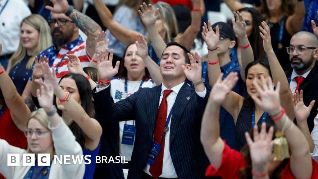 Milhares de pessoas se reúnem para prestar as últimas homenagens a Charlie Kirk