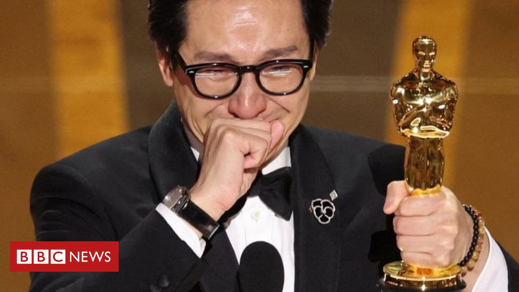 Oscar 2023: Ke Huy Quan, o ex-refugiado premiado 40 anos depois de sucessos  de 'Indiana Jones' e 'Goonies' - BBC News Brasil