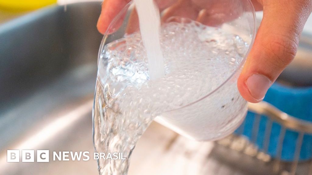 Por que oposição ao flúor na água está aumentando, apesar de redução em cáries