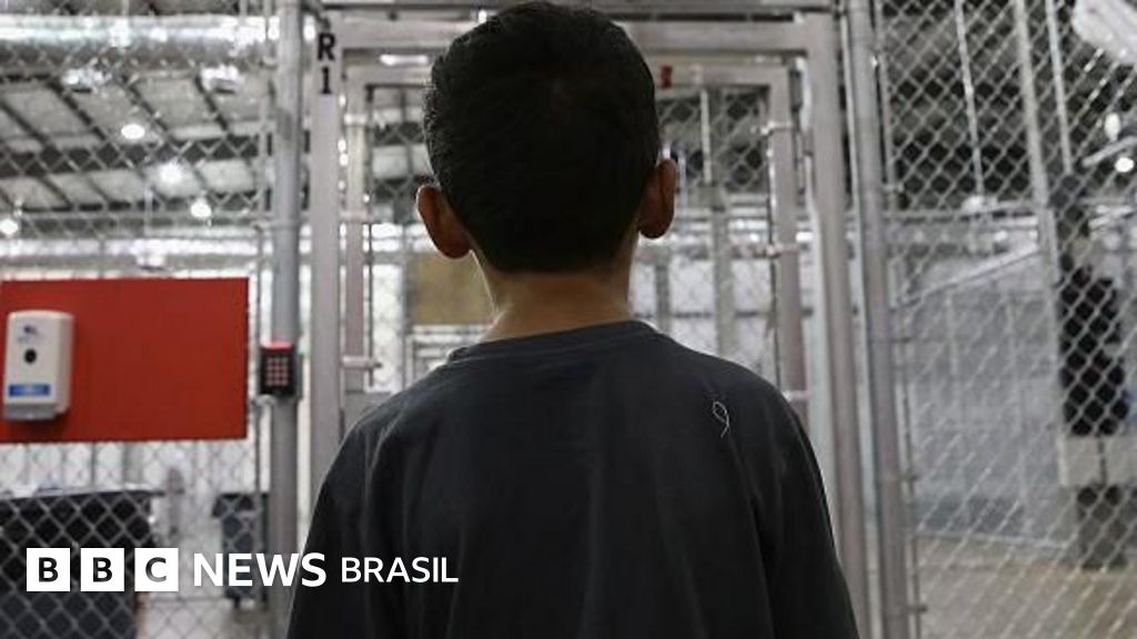 As crianças levadas a tribunais de imigração nos EUA sem advogados: 'É como tirar paraquedas antes de jogar do avião'
