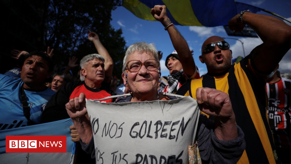 Por que torcidas organizadas de times de futebol se uniram a aposentados em protesto contra Milei