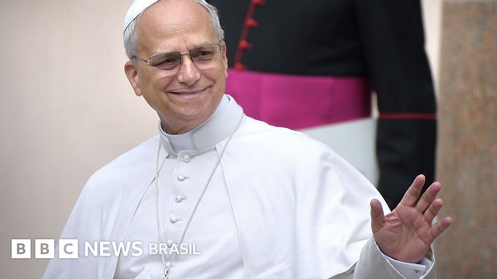 O que as roupas e adereços usados pelo papa Leão 14 revelam sobre seu estilo e sua política
