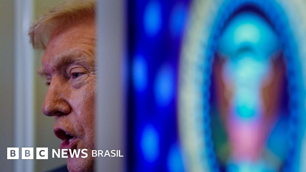 Trump diz 'não ter visto' vídeo racista postado em sua conta que mostra Obamas como macacos