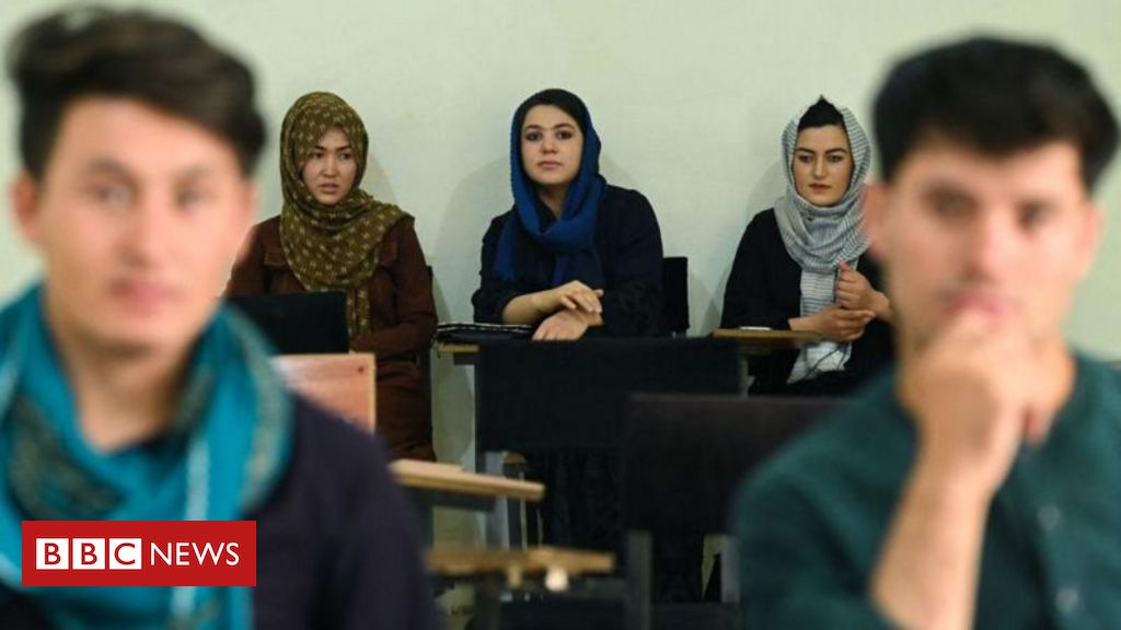 Qu’est-ce que l’abaya, la robe islamique que la France interdit aux filles de porter à l’école ?