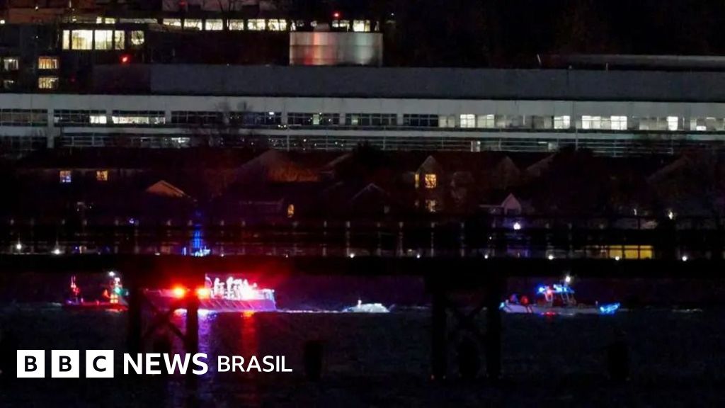 O que se sabe sobre colisão de avião da American Airlines com helicóptero militar em Washington