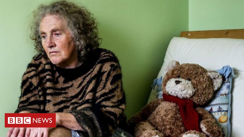A fotógrafa que registra a agonia de perder a mãe aos poucos para a demência