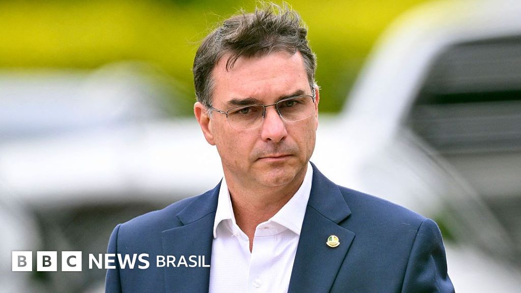 Bolsonaro está preocupado com origem da comida na prisão, diz Flávio