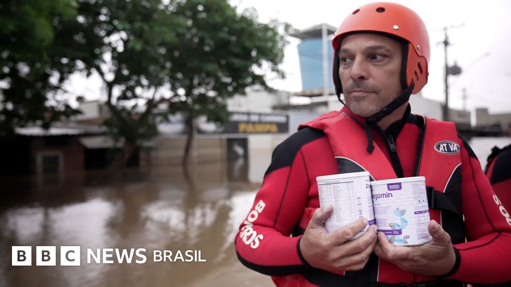 'Bombeiro herói' salva mulher em coma usando colchão para boiar na água no RS