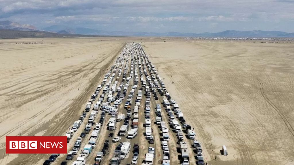 Burning Man: o êxodo para deixar festival após milhares ficarem ilhados