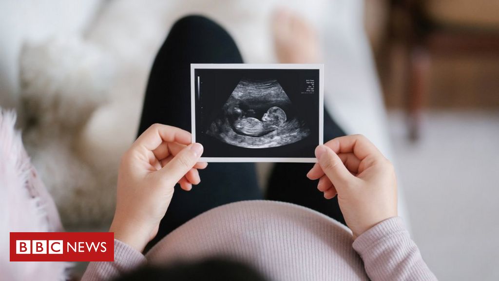 O que acontece com bebê e gestante a cada mês da gravidez - BBC News Brasil