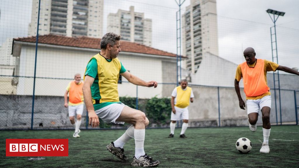 5 benefícios de jogar futebol com os amigos