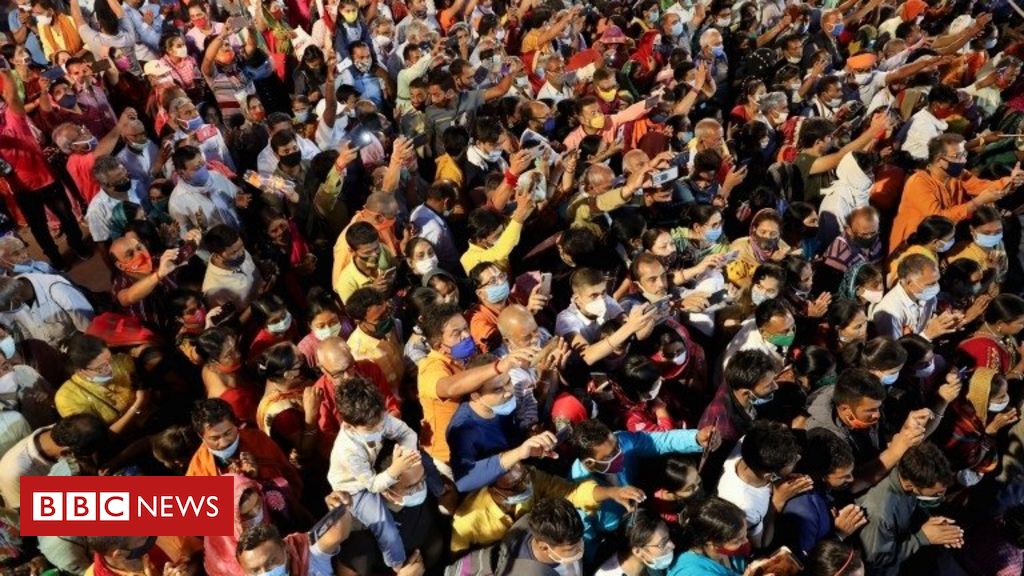 Milhares de indianos celebram festival hindu com banho no rio