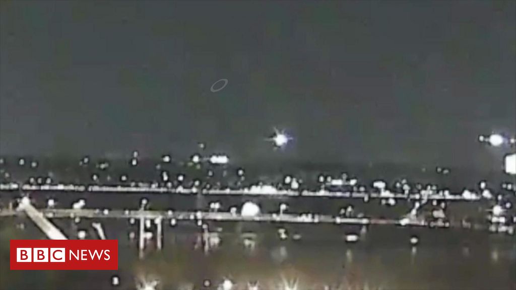 Veja: o momento da colisão entre avião e helicóptero militar em Washington