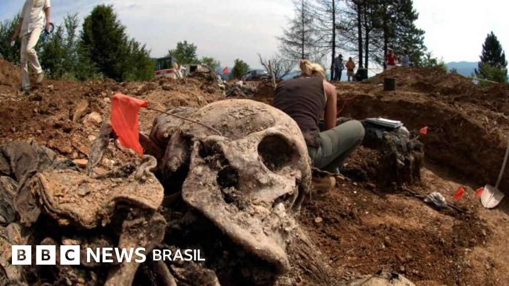 'Encontrei boinas, sapatos e bengalas': a descoberta do maior genocídio pós-2ª Guerra Mundial na Europa