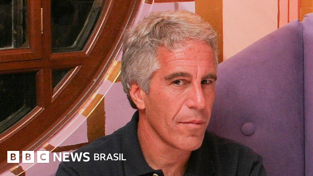 Imagens de pessoas nuas nos arquivos de Epstein ficaram disponíveis por dias apesar de protestos